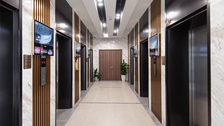 Lựa chọn vị trí triển khai phù hợp với tệp khách hàng mục tiêu là quyết định chiến lược quan trọng trong quảng cáo thang máy ngành điện máy