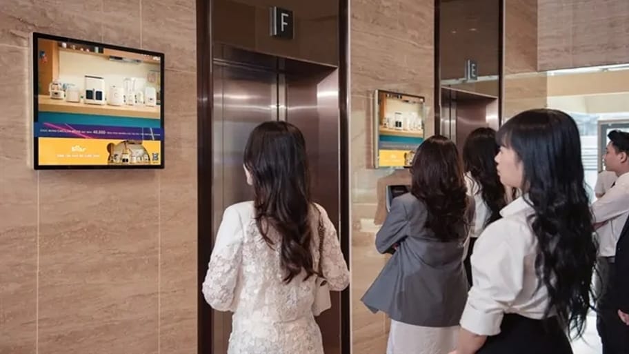 Để chiến dịch quảng cáo thang máy ngành điện máy phát huy tối đa hiệu quả, việc lựa chọn đúng thời điểm triển khai đóng vai trò then chốt